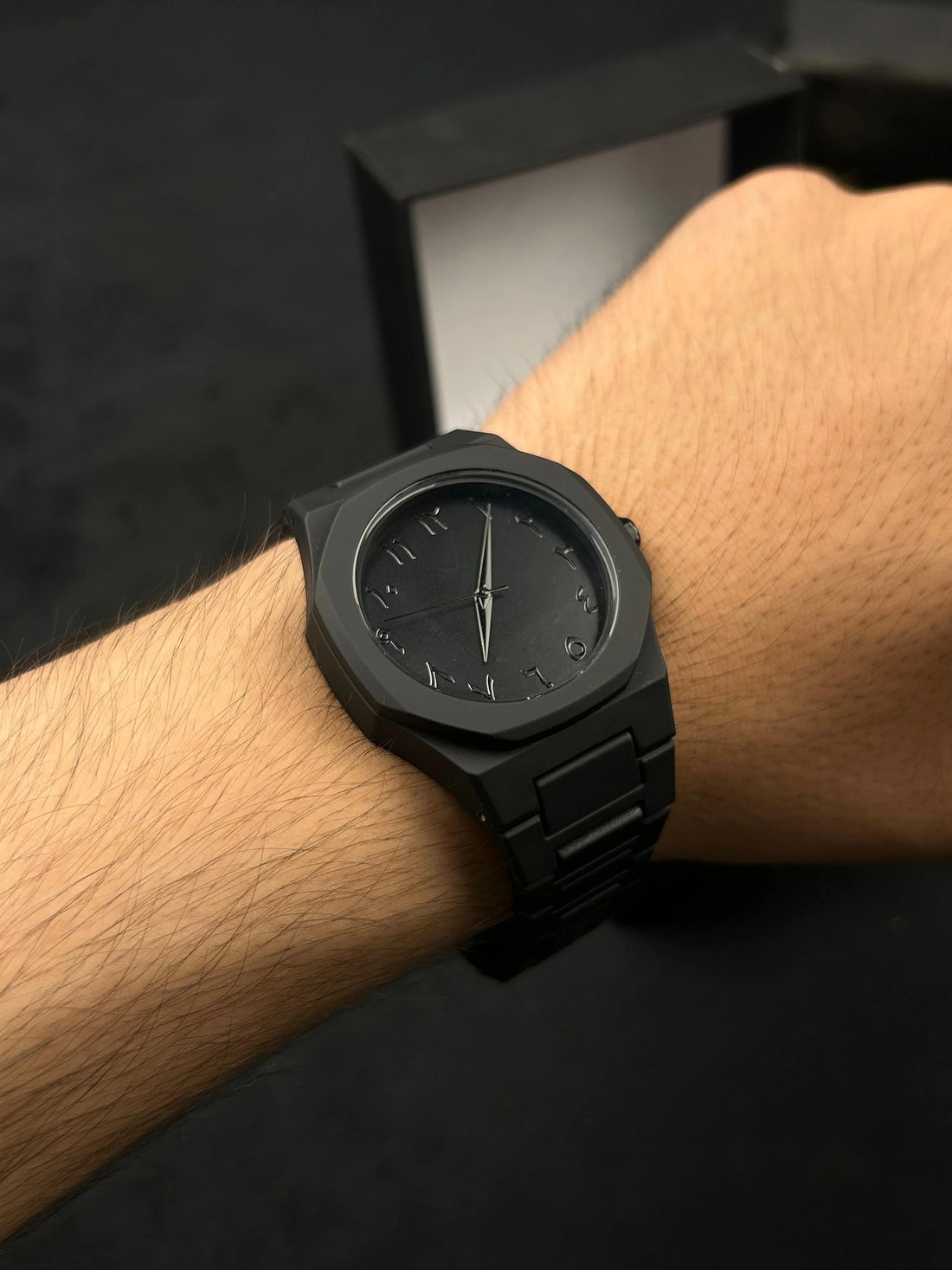 Black Aura Watch – Premium Analog Wristwatch with Modern Design